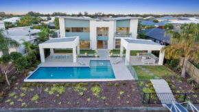 Luxury Canal Front Holiday House, Banksia Beach